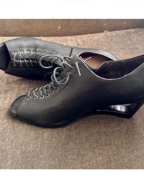 Open-toed black leather shoes with cool heels and lace-up design . Size:9